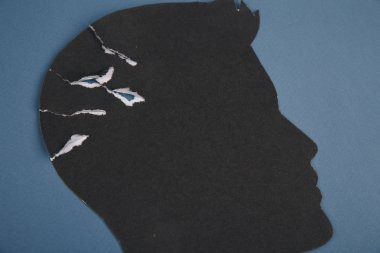 Beyin bozukluğu sembolü insan kafası tarafından sunulan form kağıdı yaptı. Alzheimer hastalığı, demans, hafıza kaybı için yaratıcı fikir ve ruh