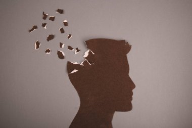 Beyin bozukluğu sembolü insan kafası tarafından sunulan form kağıdı yaptı. Alzheimer hastalığı, demans, hafıza kaybı için yaratıcı fikir ve ruh