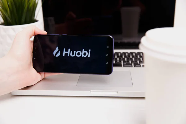 Tula, Rusko - 18. února 2019: Huobi globální mobilní aplikace běžící na smartphone. Huobi - jeden z největších kryptoměn výměny na trh. — Stock fotografie