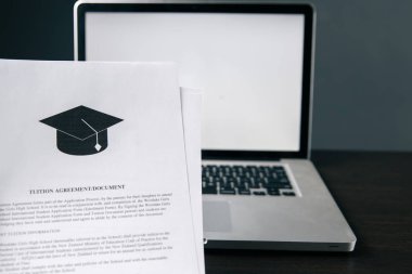 Öğrenim kredisi hesap makinesi ile ücret ya da öğrenci. Eğitim fiyat, üniversite ve giderleri kavramı tasarruf Fonu. Para ve tablo kağıtlara.