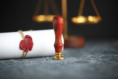Eski belge üzerinde noter mum mühür. Hukuk Bürosu