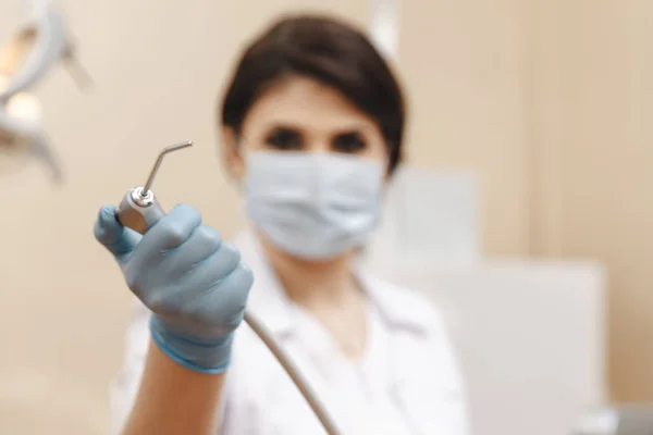 Foto di primo piano del dentista femminile nella maschera che tiene il personale dentale nel gabinetto dentale . — Foto Stock