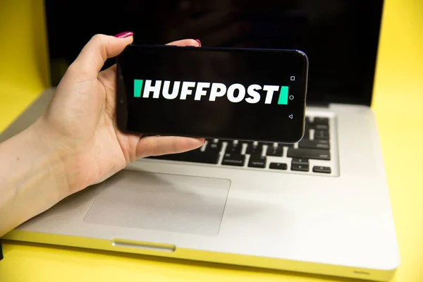 Tula, Federacja Rosyjska - 29 stycznia 2019: Huffpost logo wyświetlane na smartphone — Zdjęcie stockowe