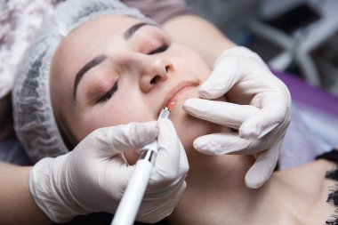 Kalıcı makyaj kaşları için. Microblading kaş. Şevval özçelik güzellik kadın yüzü için kaş dövme yapıyor. Güzel genç kız bir güzellik