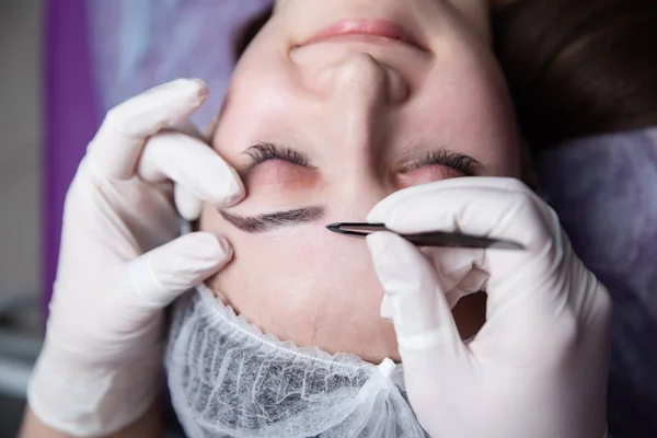 Processo di fabbricazione delle sopracciglia. Bella donna con gli occhi chiusi sulla procedura . — Foto Stock