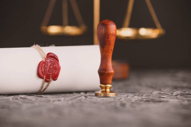 Eski belge üzerinde noter mum mühür. Hukuk Bürosu