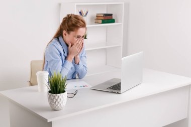 Çıktıktan kadın onu laptop ofisinde izlerken bir şey tarafından sürpriz.