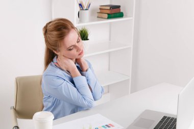Yorgun ofis kız boynu ile ilgili bir sorun var.
