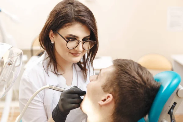 Dentista con paciente masculino en la sala dental . — Foto de Stock