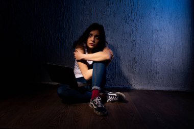 Genç, korkmuş ve çaresiz şiddet mağduru..