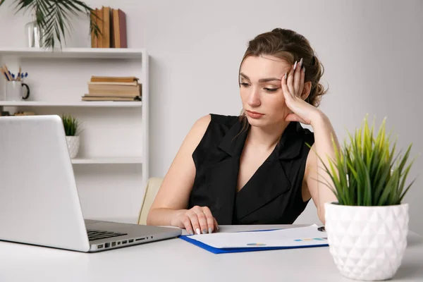 Mujer frustrada en el cargo. Trabajar en un concepto de computadora . — Foto de Stock