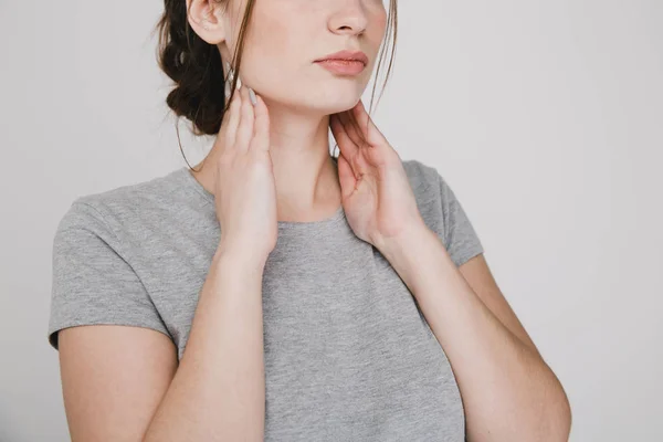 Boğaz. Kadın boğazında el ele tutuşuyor. Mide ekşimesi kavramı.