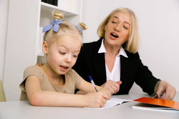 Tuteur femme avec fille dans la salle de classe . — Photo