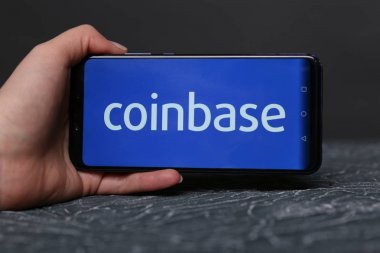 Tula, Rusya - 12 Mayıs 2019: Telefon ekranında coinbase.