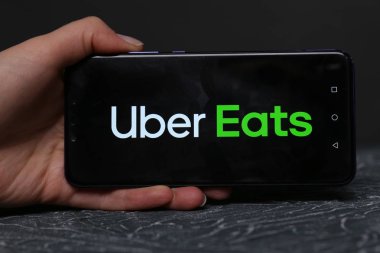 Tula, Rusya - 25 Mart 2019: Uber telefon ekranında yiyor.