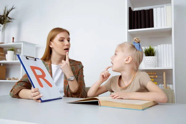 Conceito de terapia da fala. Criança paciente com pronúncia de treinamento de terapeuta feminina . — Fotografia de Stock