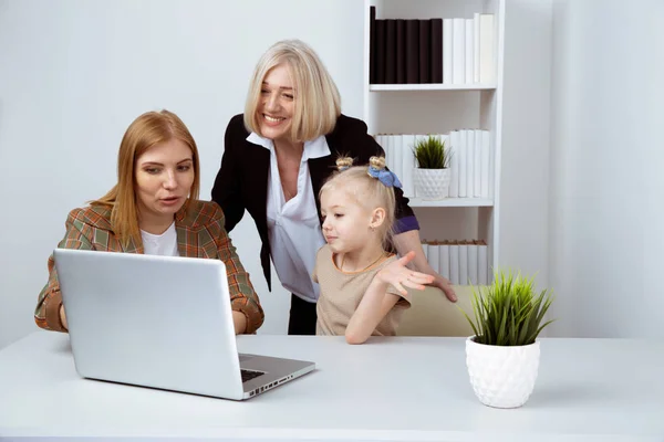 Meisje Witn moeder en oma met behulp van computer samen. — Stockfoto