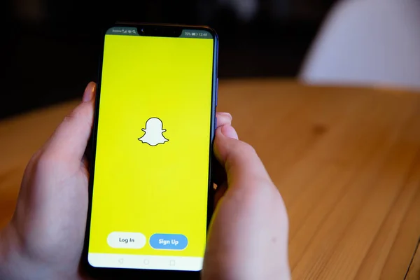 Tula, Rusia - 25 de marzo de 2019: Snapchat en la pantalla del teléfono . — Foto de Stock