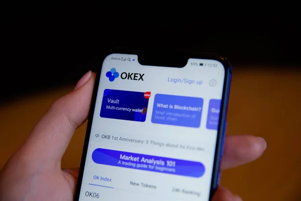 Tula, Russia - March 25, 2019: Okex on phone display. — Stock Photo, Image