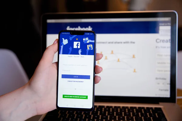 Tula, Rusia - 25 de marzo de 2019: Facebook en la pantalla del teléfono . — Foto de Stock