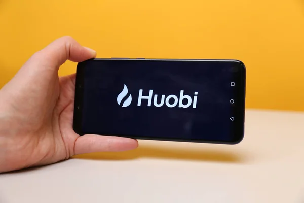 Tula, Rusko-Květen 12, 2019: Huobi na displeji telefonu. — Stock fotografie