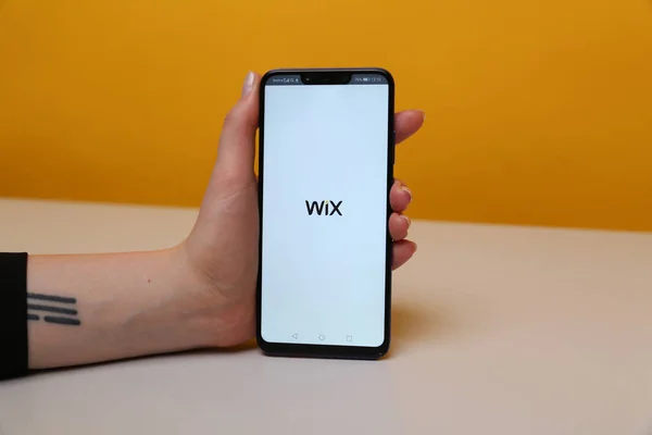 Tula, Russie - 12 mai 2019 : Wix sur l'écran du téléphone . — Photo