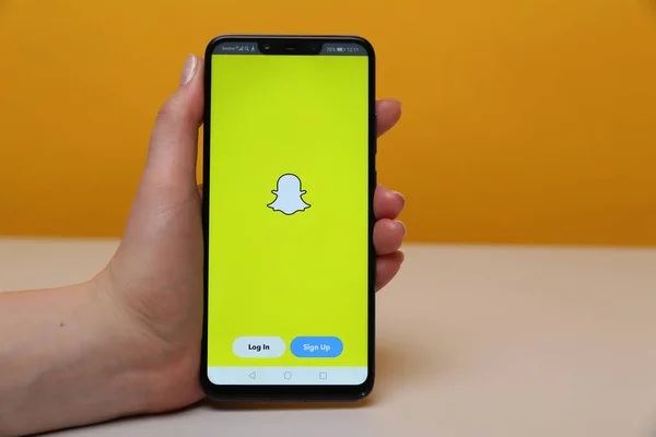 Tula, Rusia - 12 de mayo de 2019: Snapchat en la pantalla del teléfono . —  Fotos de Stock