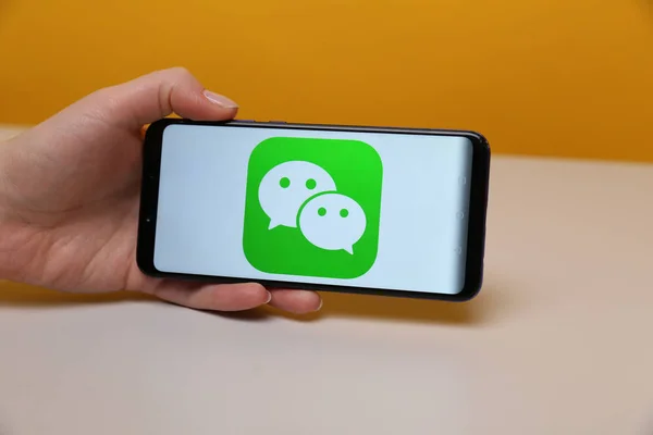 Тула, Россия - 12 мая 2019: WeChat на дисплее телефона . — стоковое фото