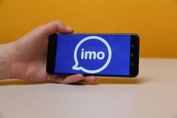 Tula, Rússia - 12 de maio de 2019: Imo messenger on phone display . — Fotografia de Stock