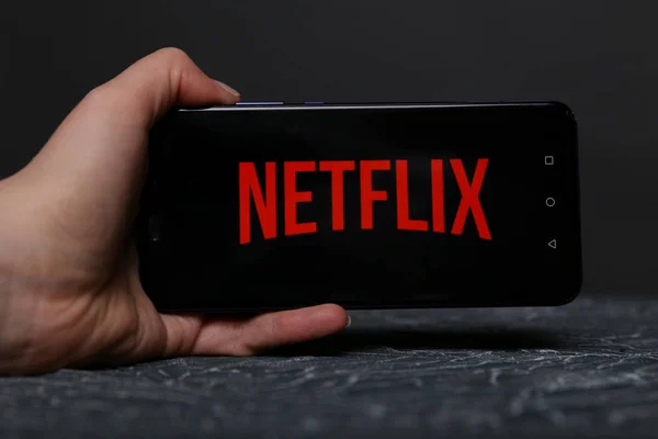 Tula, Rusia - 25 de marzo de 2019: Netflix en la pantalla del teléfono . —  Fotos de Stock