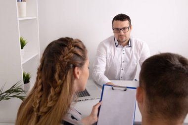 Gülümseyen avukat, emlakçı veya mali danışman handshake genç çift tavsiye için teşekkür, sigorta komisyoncusu veya banka çalışanı ve bin yıllık müşteriler anlaşma yapma el sıkışmak, yatırım veya alma