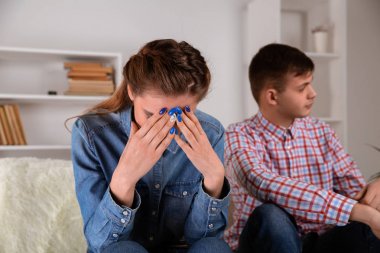 Kız arkadaşı ile kavga sonra aile çatışmalar düşünme Üzgün sinirli kız arkadaşı, üzgün düşünceli karısı kötü evlilik ilişkileri yorgun ya da sorunlar ve anlaşmazlıklar hayal kırıklığına