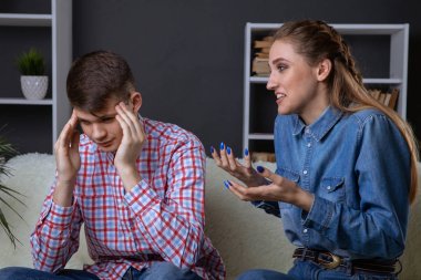 Kız arkadaşı ile kavga sonra aile çatışmalar düşünme Üzgün sinirli kız arkadaşı, üzgün düşünceli karısı kötü evlilik ilişkileri yorgun ya da sorunlar ve anlaşmazlıklar hayal kırıklığına