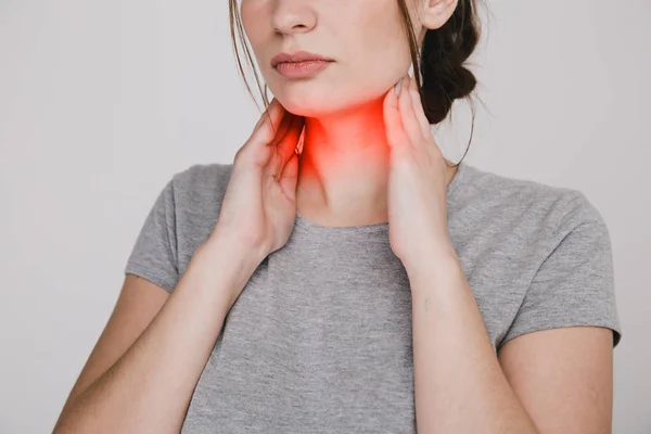 Dolor de garganta. Mujer cogida de la mano en la garganta. Concepto de acidez . —  Fotos de Stock