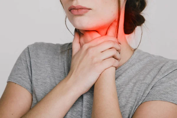 Dolor de garganta. Mujer cogida de la mano en la garganta. Concepto de acidez . — Foto de Stock