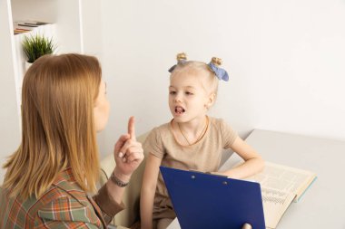 Dolap trainiing telaffuz konuşma terapisti ile sevimli kız.