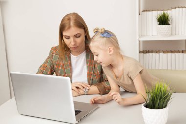 Evde birlikte bilgisayar kullanarak çocuk ile kadın.