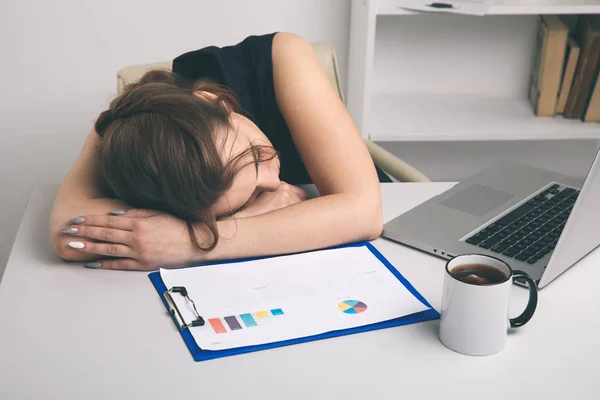 Vermoeide vrouwelijke kantoormedewerker slaapt op haar werkplek Infront van computer. — Stockfoto
