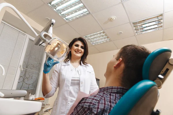 Dentista y paciente en el gabinete de médicos . — Foto de Stock