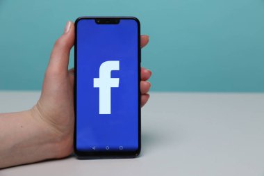 Tula, Rusya - 28 Kasım 2018: Facebook sosyal medya app logo iş kişi elinde akıllı cihazlar ekranda hareket eden app kütük-içinde kayıt kayıt sayfasında