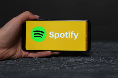 Tula, Rusya-Mayıs 12, 2019: Spotify telefon ekranında.