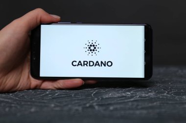 Tula, Rusya - 12 Mayıs 2019: Cardano telefon ekranında.