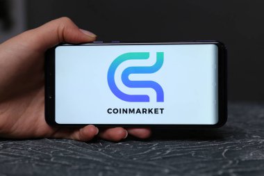 Tula, Rusya - 12 Mayıs 2019: Coinmarket telefon ekranında.