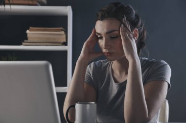 Bilgisayar önünde masasında Yorgun ofis kadın.