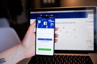 Tula, Rusya - 25 Mart 2019: Facebook telefonda görüntüleniyor.