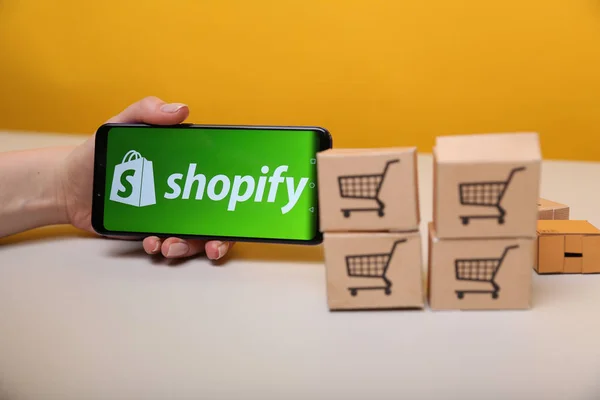 Тула, Росія-12 травня 2019: Shopify на дисплеї телефону. — стокове фото