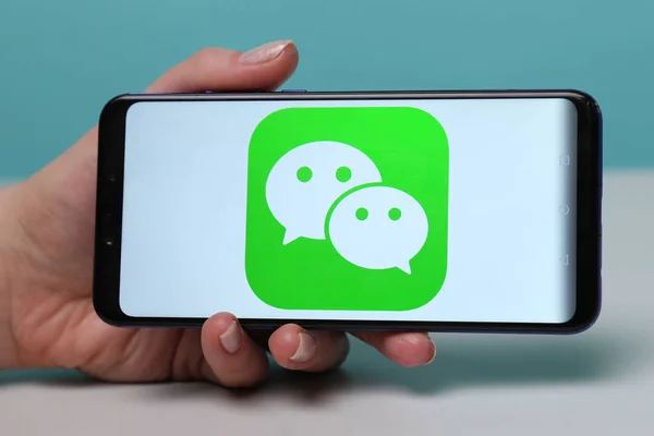 Тула, Россия - 12 мая 2019: WeChat на дисплее телефона . — стоковое фото