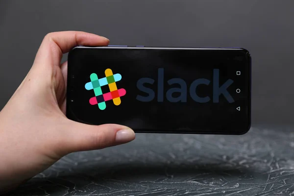 Tula, Rusia - 12 Mei 2019: Slack pada tampilan telepon . — Stok Foto