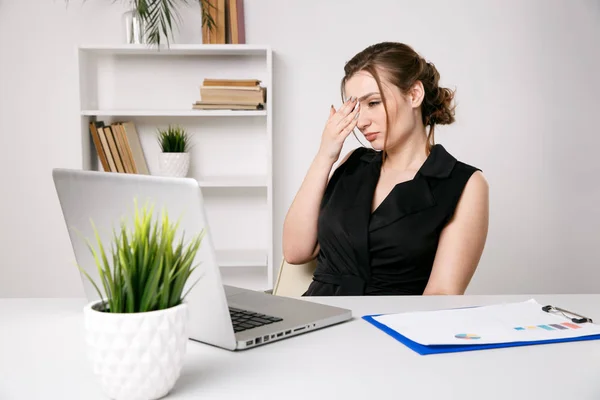 Mujer de negocios cansada y enferma en su escritorio en la oficina . — Foto de Stock