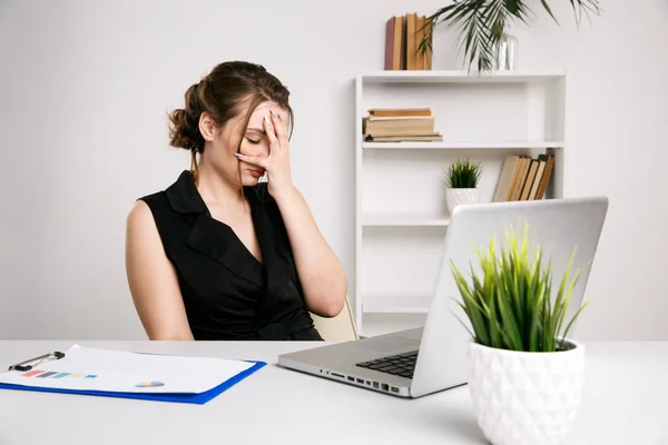 Trabajadora frustrada en oficina ather desk. Mujer enferma y cansada . — Foto de Stock